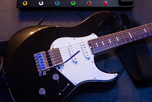 cut up image with bottom knobs of Helix Stadium XL Floor and guitar body